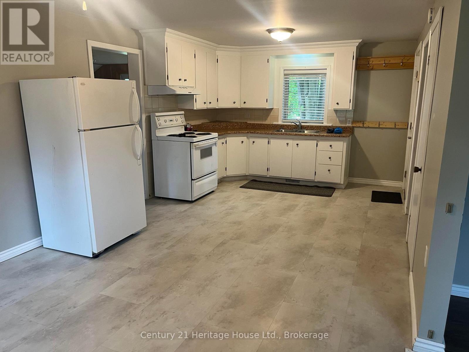 322 Augusta Street, West Grey, Ontario  N0G 1C0 - Photo 3 - X12175612