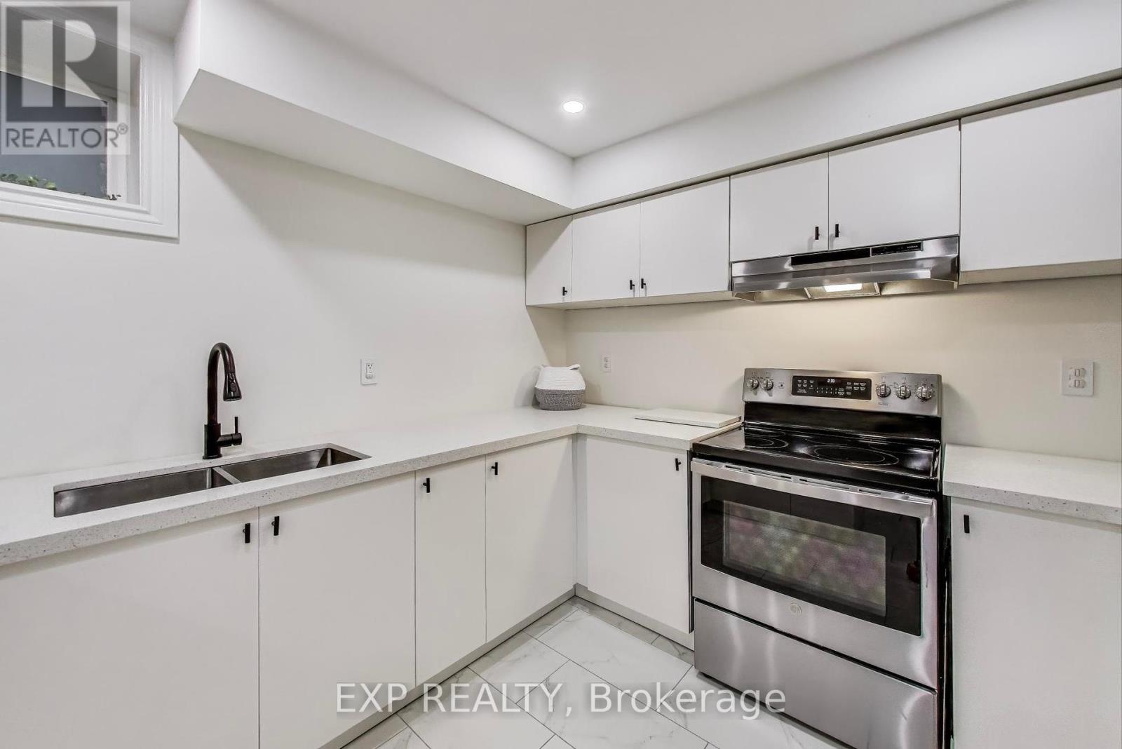71 Huxley Avenue S, Hamilton (Delta), Ontario  L8K 2P7 - Photo 30 - X12175471