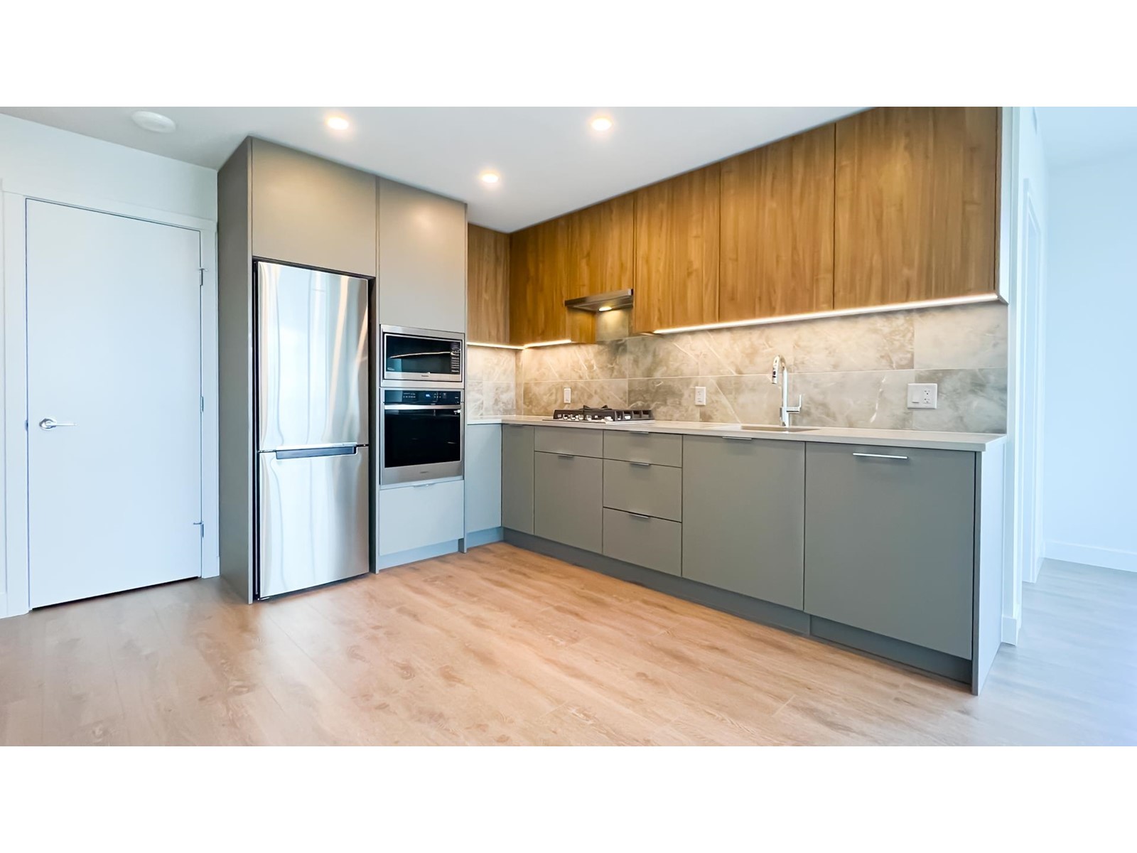 1602 13359 Old Yale Road, Surrey, British Columbia  V3T 0S4 - Photo 4 - R3006722