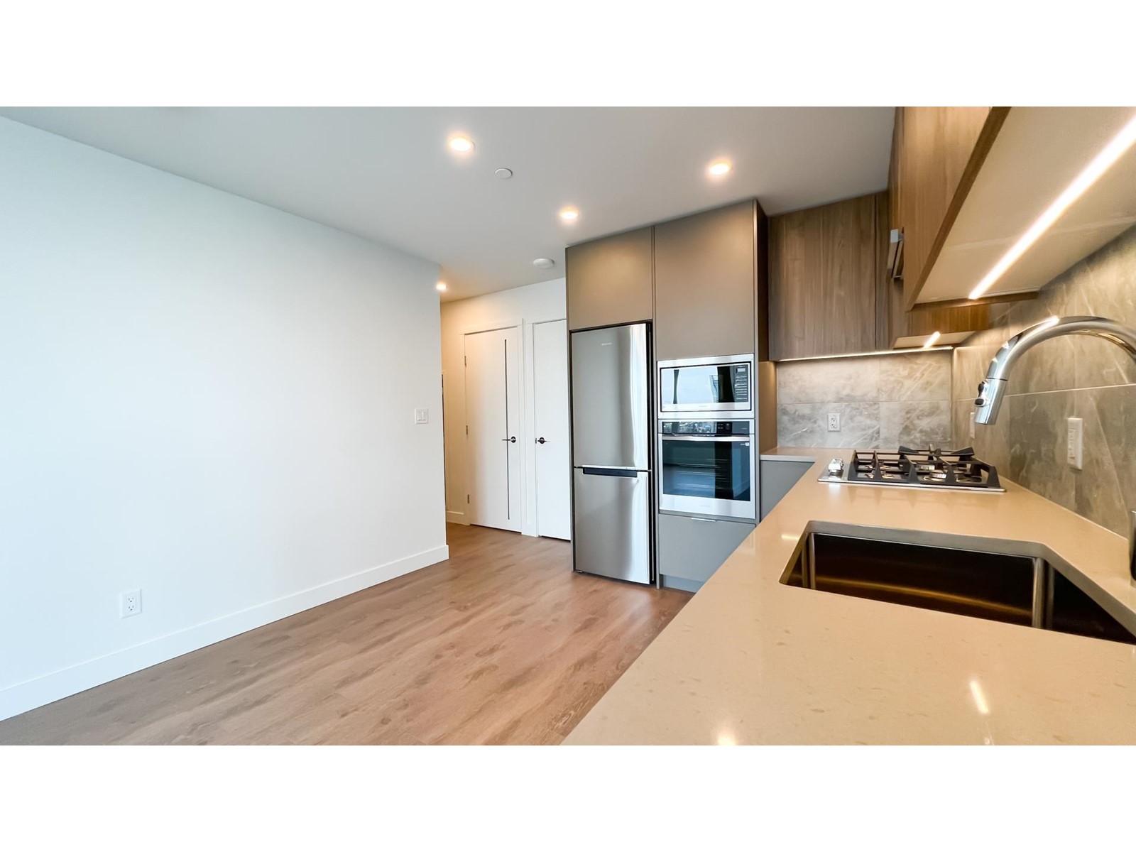 1602 13359 Old Yale Road, Surrey, British Columbia  V3T 0S4 - Photo 2 - R3006722