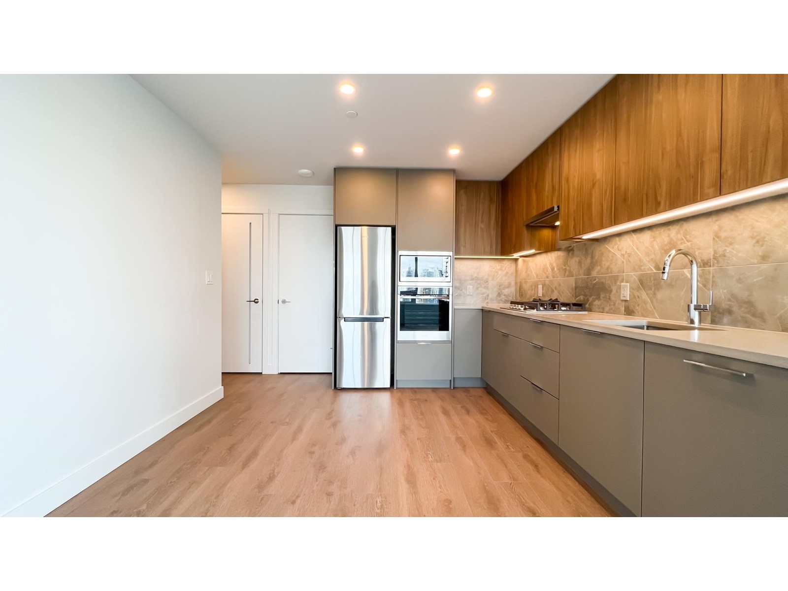 1602 13359 Old Yale Road, Surrey, British Columbia  V3T 0S4 - Photo 3 - R3006722