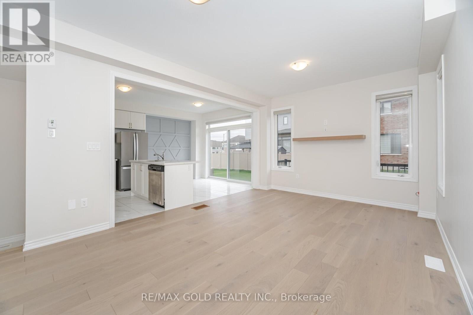 50 Prudhoe Terrace, Barrie, Ontario  L9J 0L5 - Photo 4 - S12175635