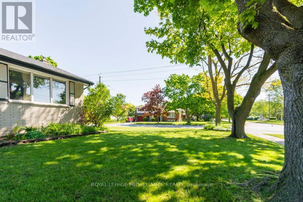 590 Victoria Avenue, Belleville, Ontario  K8N 2G9 - Photo 3 - X12175736