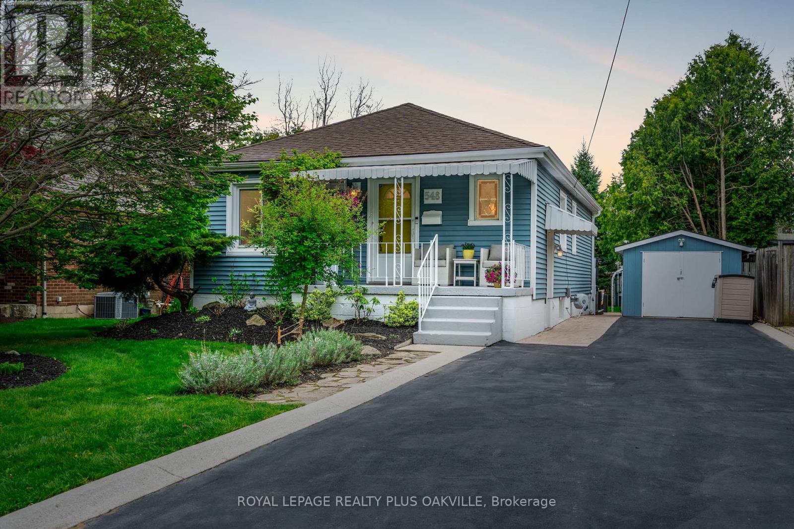 548 Regina Drive, Burlington, Ontario  L7S 1L6 - Photo 2 - W12149252
