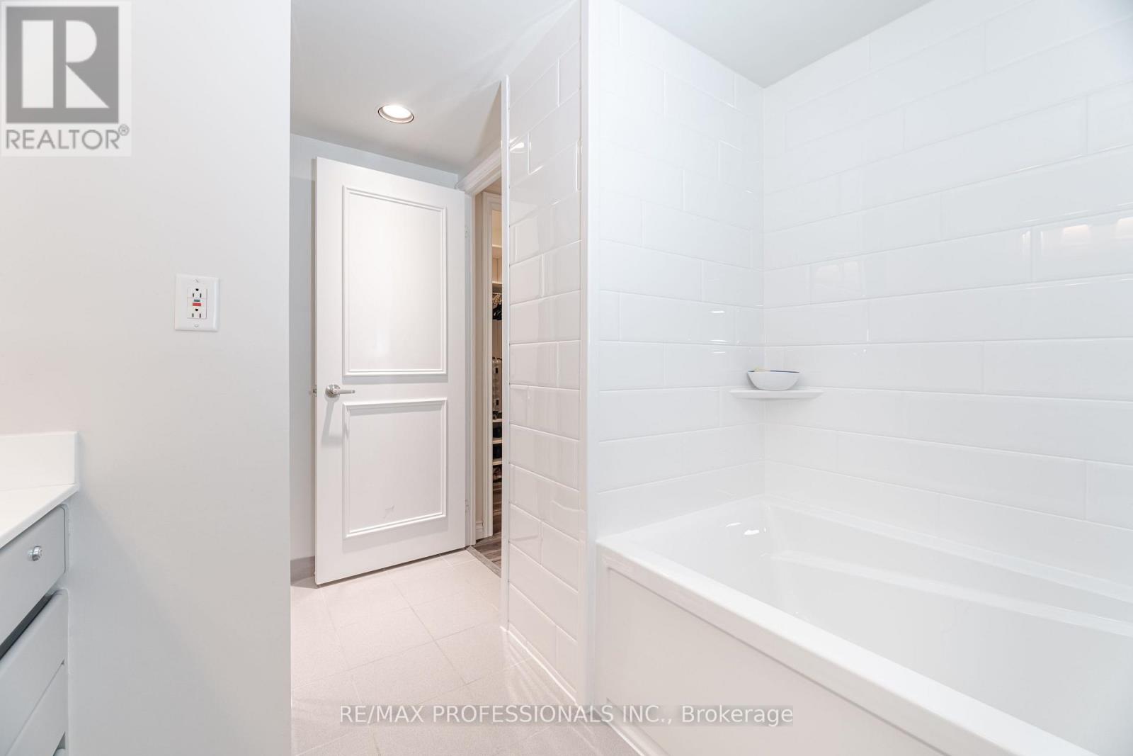 410 - 1 Palace Pier Court, Toronto (Mimico), Ontario  M8V 3W9 - Photo 18 - W12175545