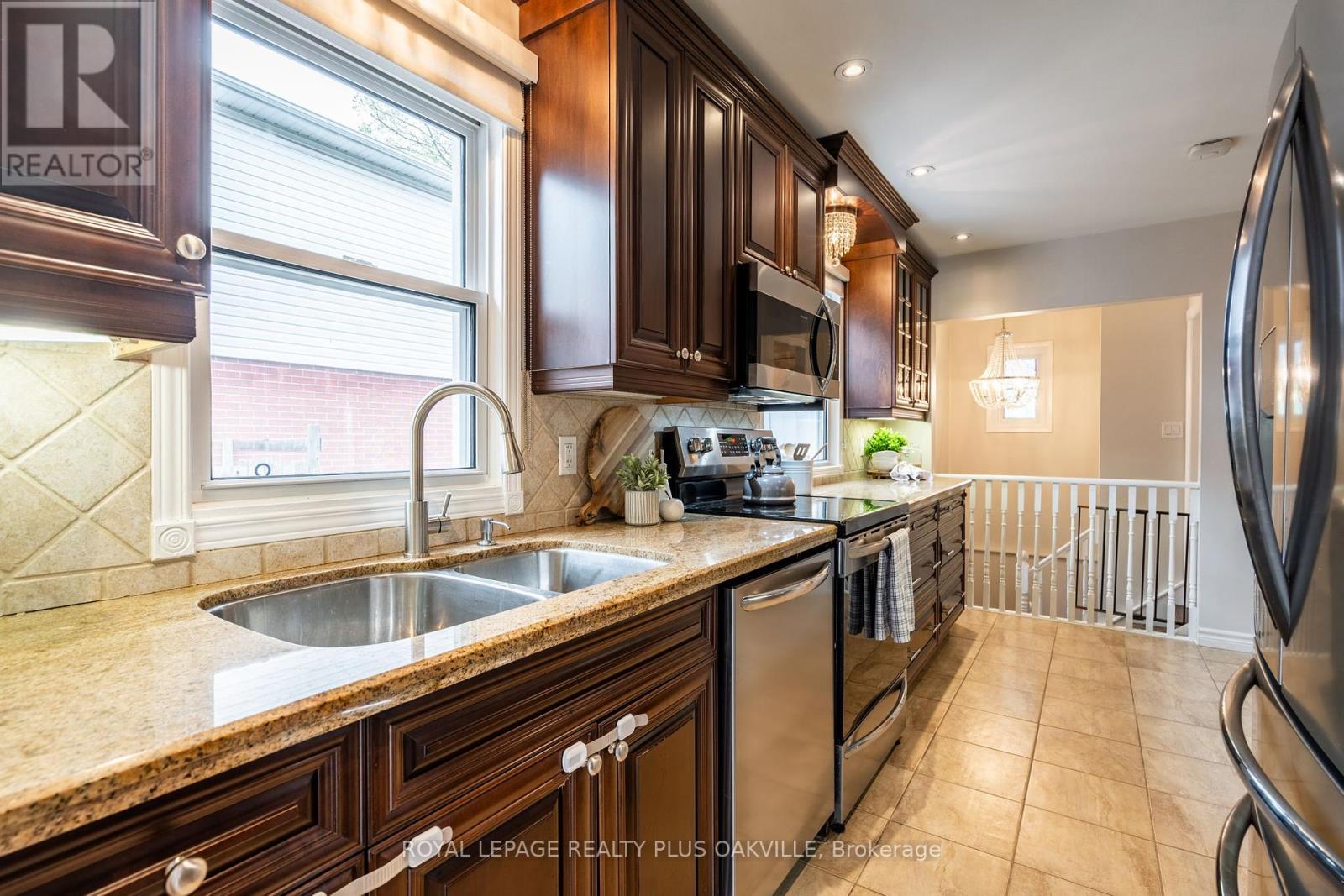 548 Regina Drive, Burlington, Ontario  L7S 1L6 - Photo 14 - W12149252
