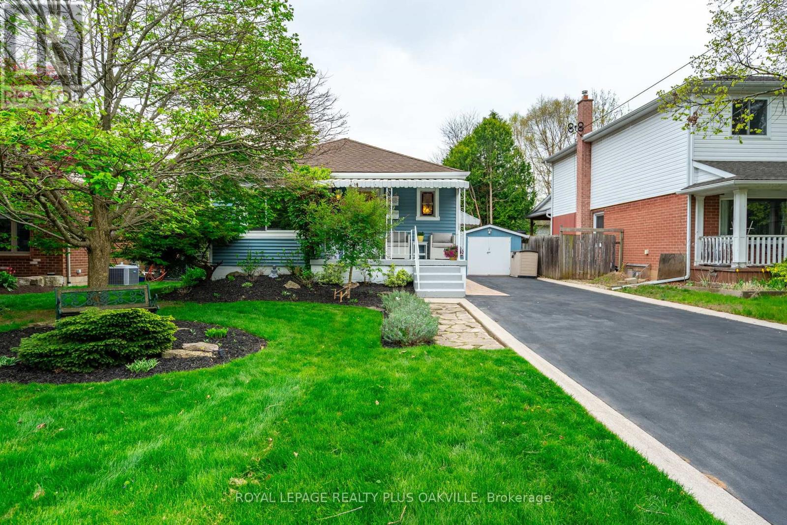 548 Regina Drive, Burlington, Ontario  L7S 1L6 - Photo 4 - W12149252