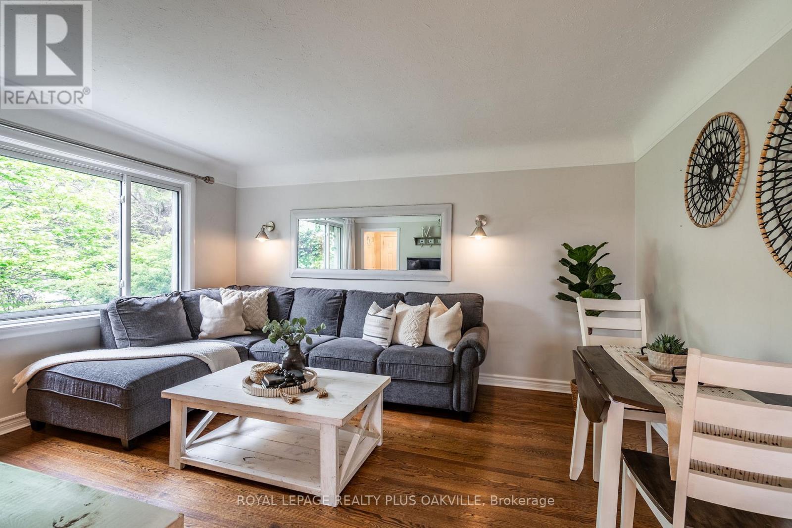 548 Regina Drive, Burlington, Ontario  L7S 1L6 - Photo 9 - W12149252