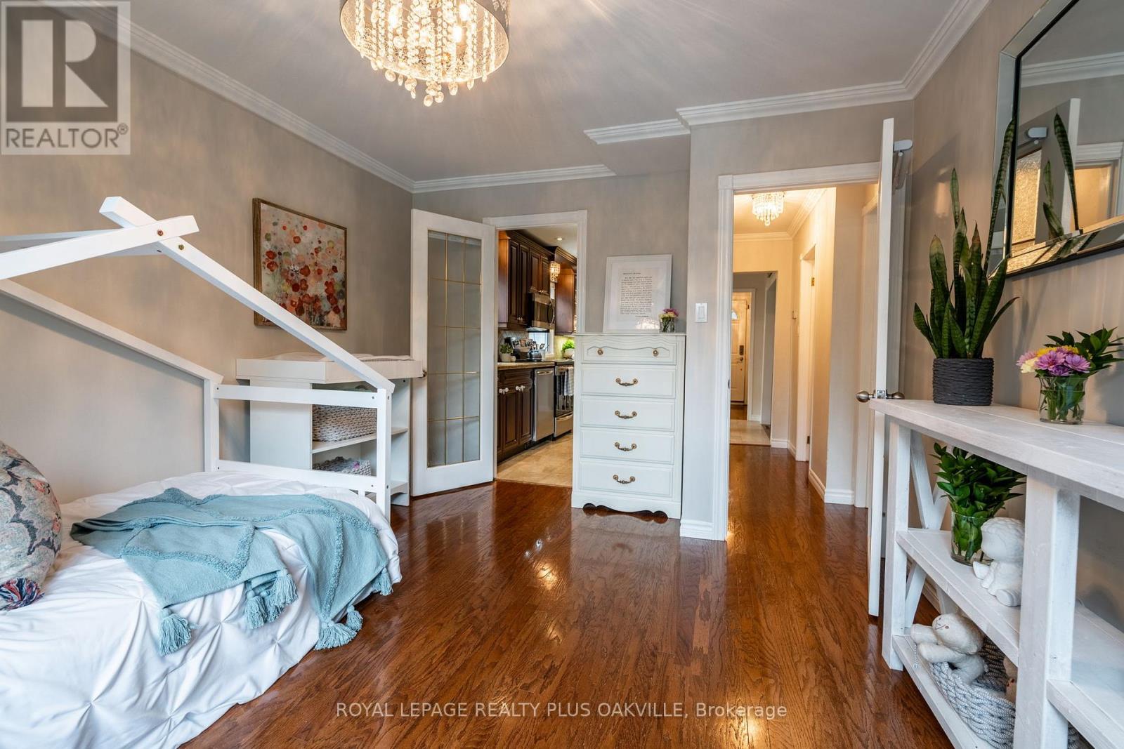 548 Regina Drive, Burlington, Ontario  L7S 1L6 - Photo 20 - W12149252