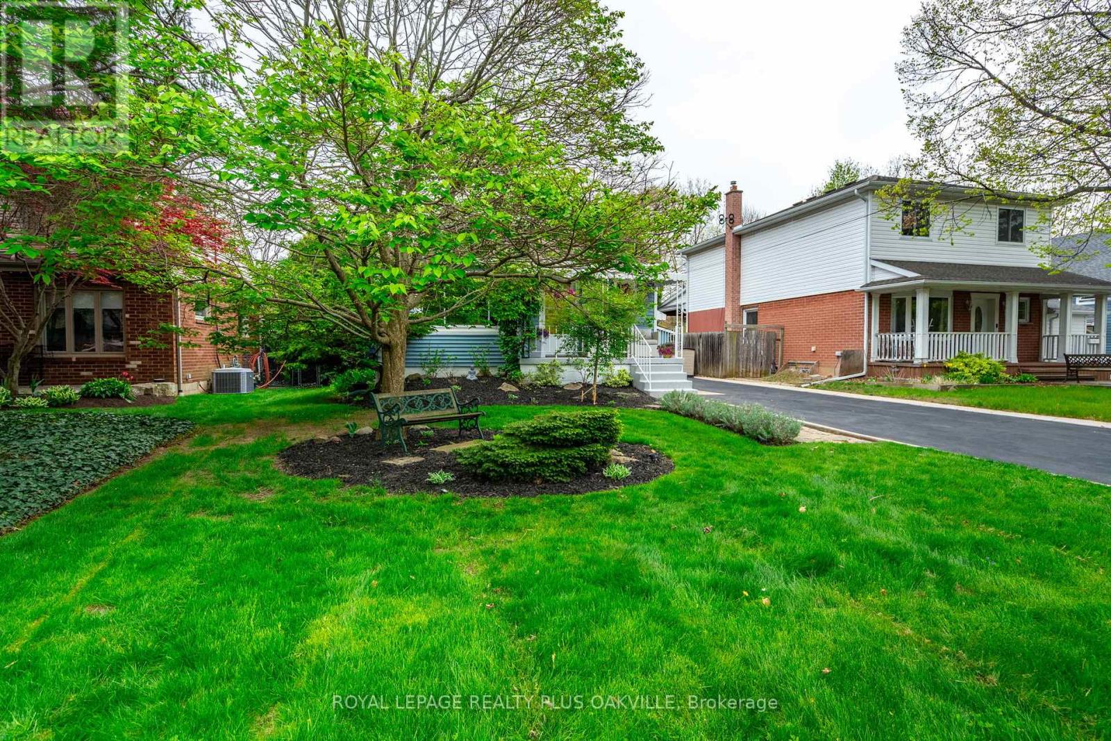 548 Regina Drive, Burlington, Ontario  L7S 1L6 - Photo 5 - W12149252