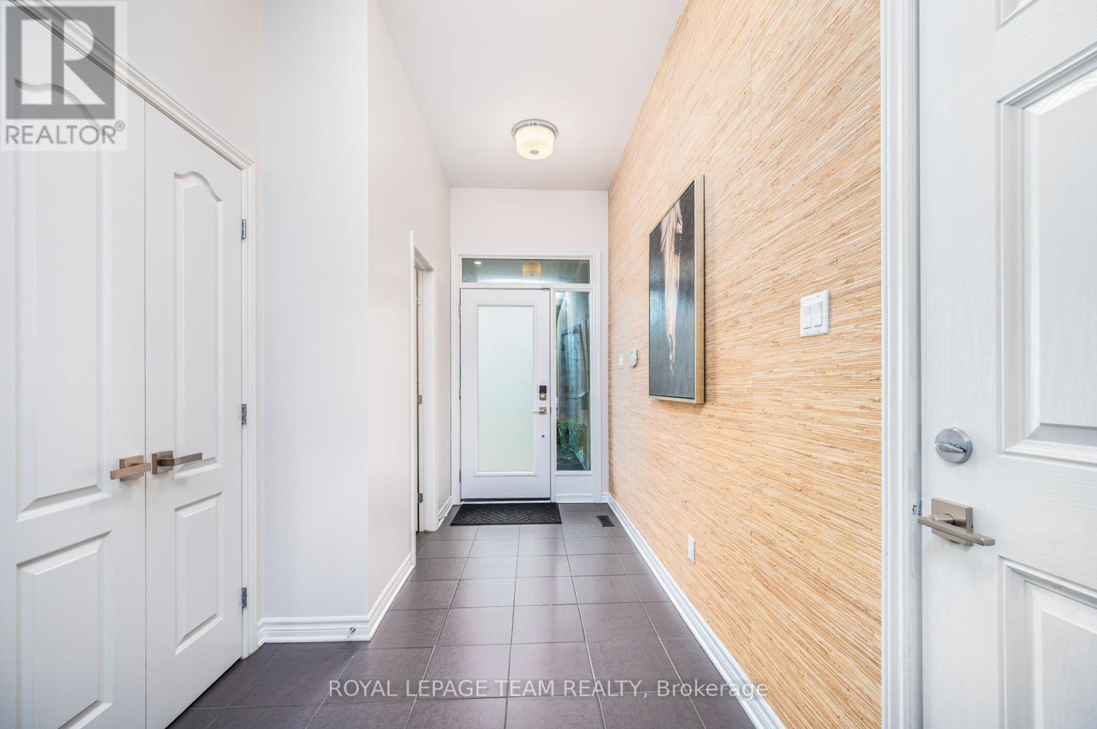 104 Helen Rapp Way, Ottawa, Ontario  K1T 0N4 - Photo 2 - X12175693