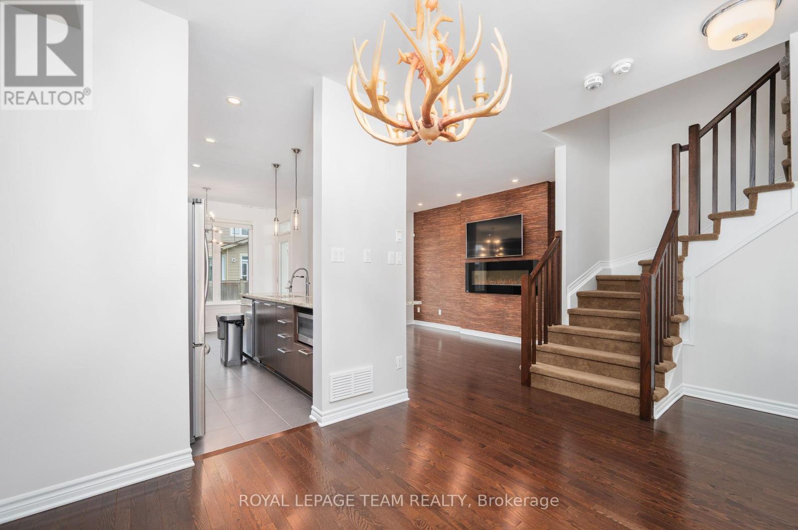 104 Helen Rapp Way, Ottawa, Ontario  K1T 0N4 - Photo 4 - X12175693