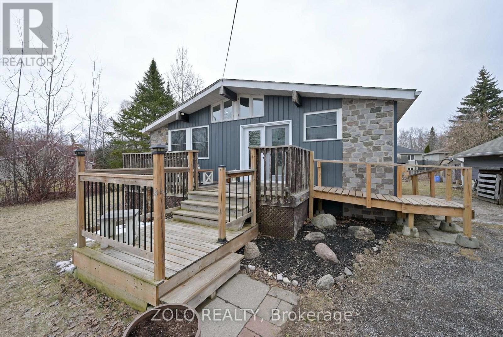 1055 Balsam Road, Innisfil, Ontario  L0L 1C0 - Photo 3 - N12100520