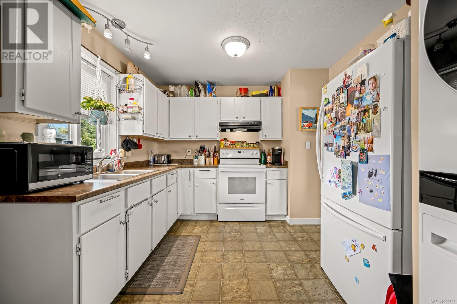 2623 Ulverston Ave, Cumberland, British Columbia  V0R 1S0 - Photo 5 - 1000693