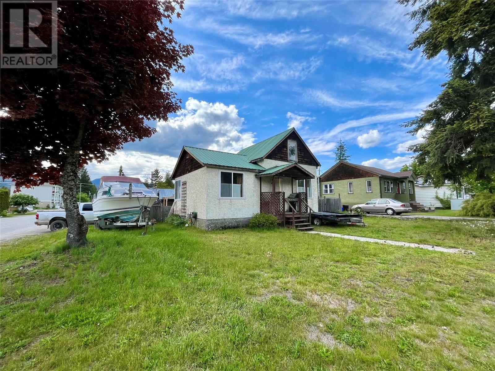 302 6th Avenue NW, nakusp, British Columbia