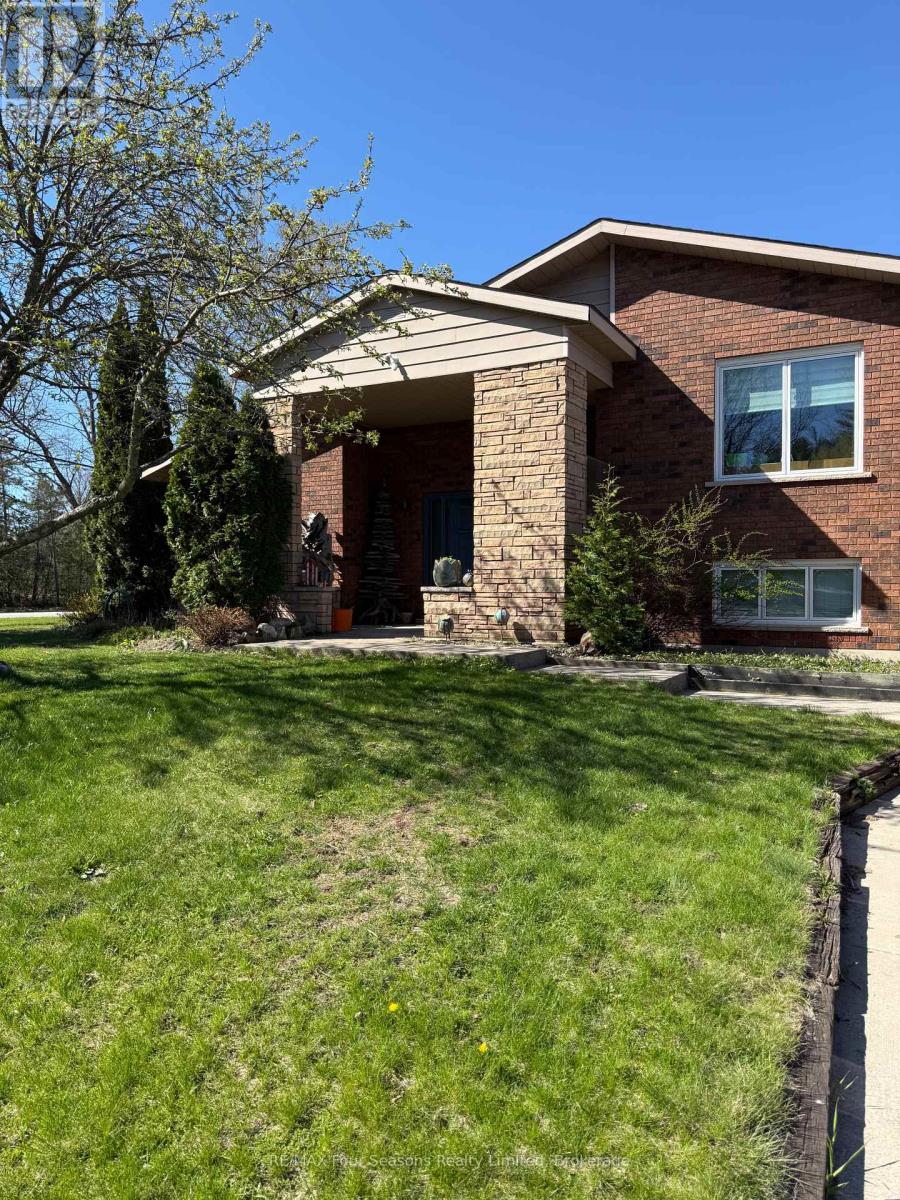 3 Bridgeview Court, Wasaga Beach, Ontario  L9Z 2V8 - Photo 1 - S12175945
