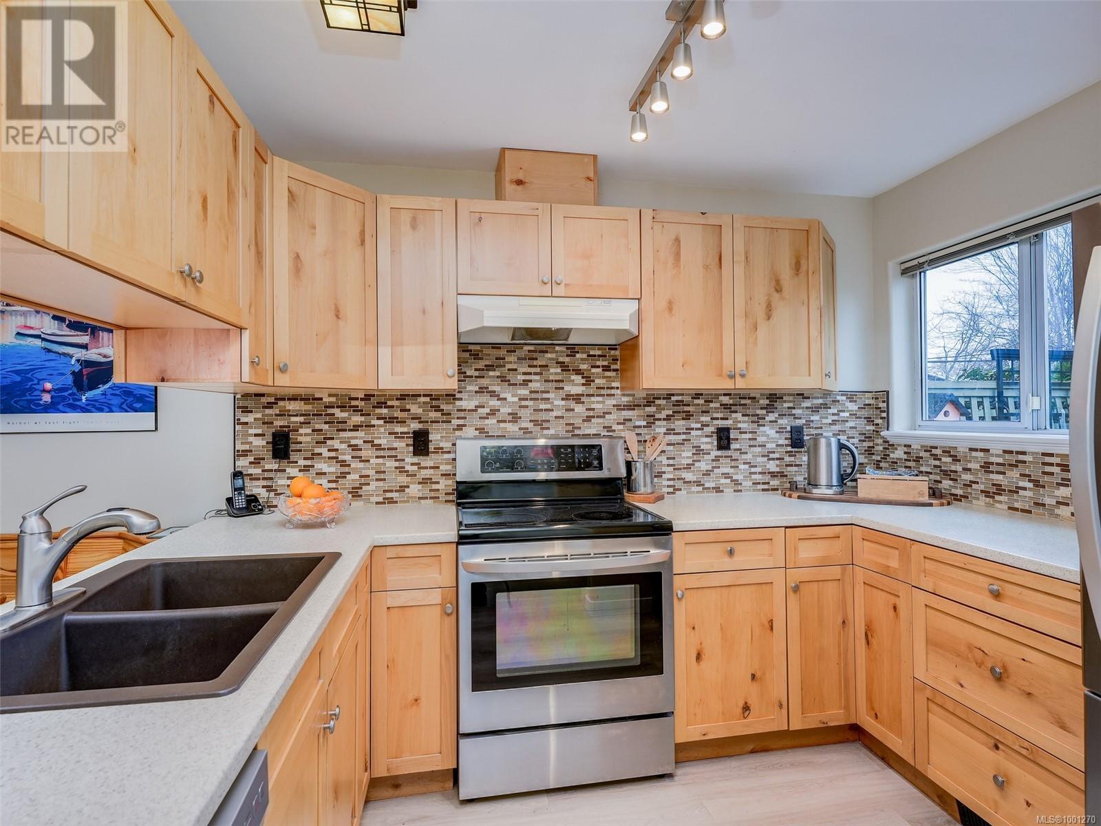 1640 Myrtle Ave, Victoria, British Columbia  V8R 4J8 - Photo 10 - 1001270