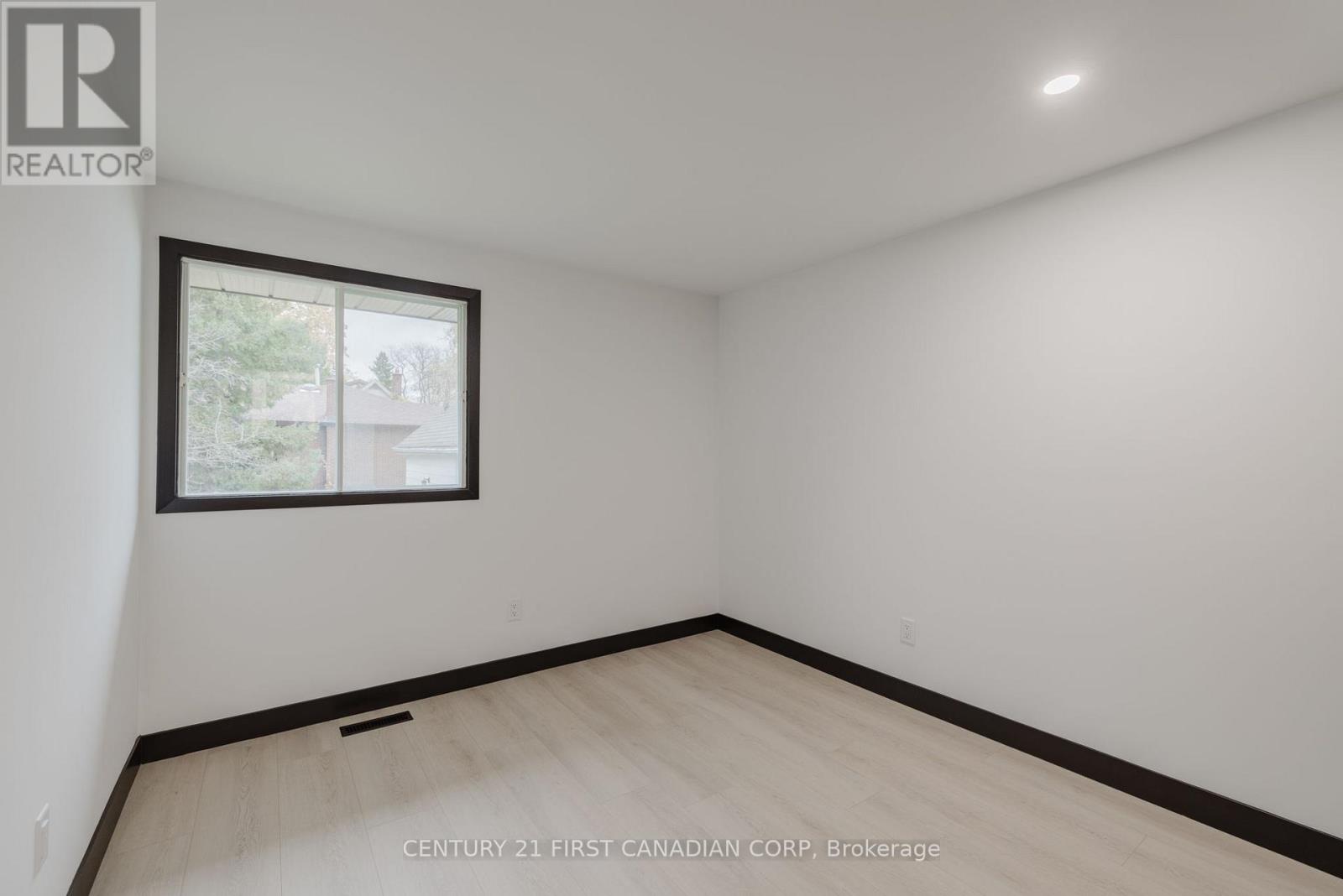 58 Greenfield Drive, London South, Ontario  N6E 1M7 - Photo 14 - X12176016