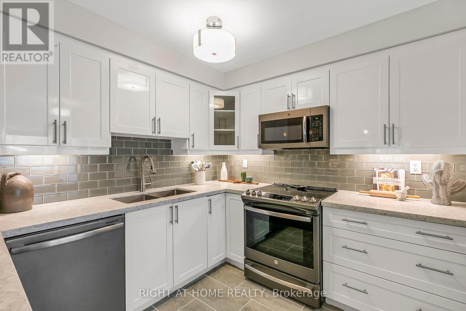 25 Castle Rock Drive, Richmond Hill (North Richvale), Ontario  L4C 5A3 - Photo 14 - N12175770