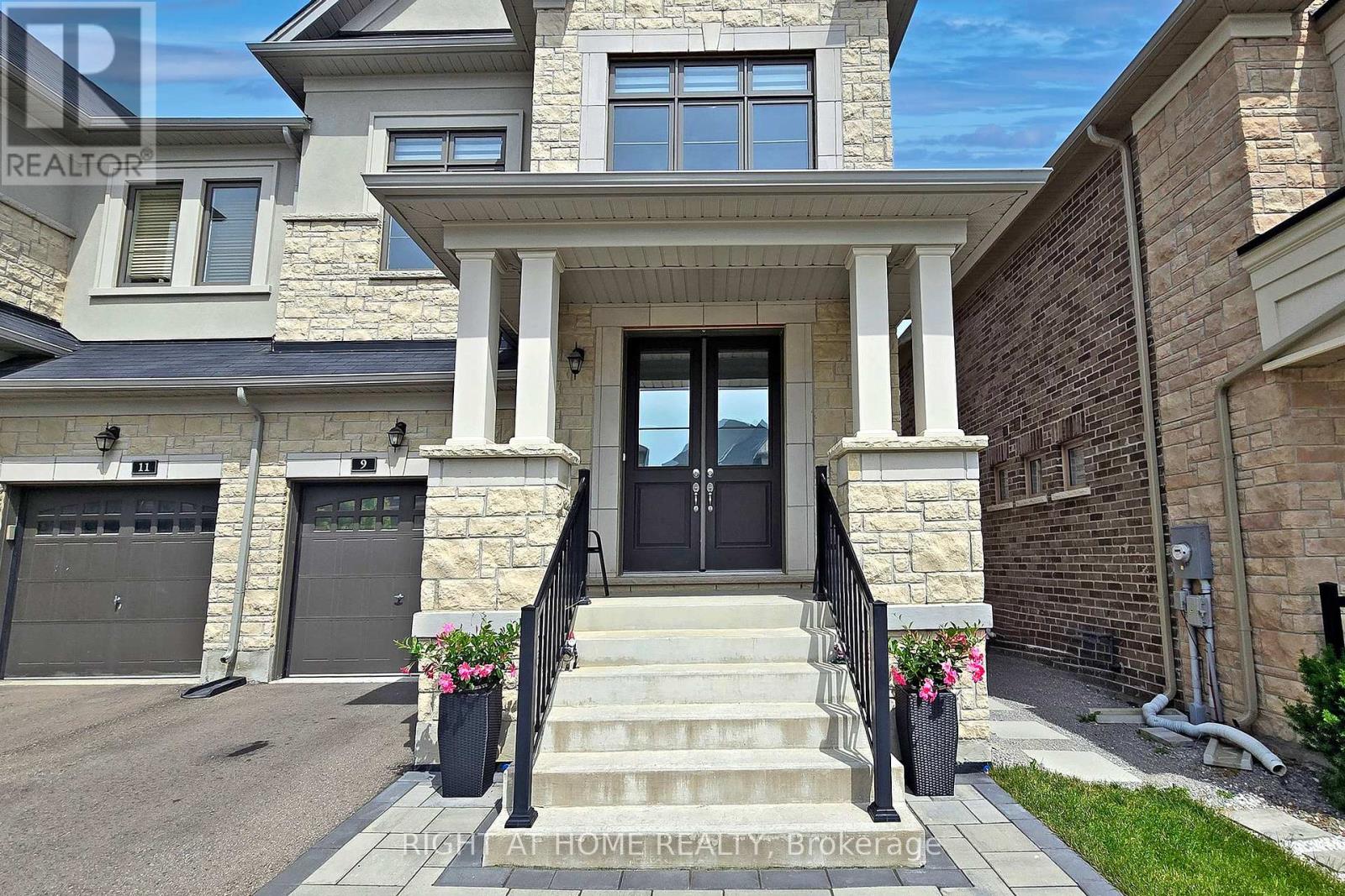 9 John Smith Street, East Gwillimbury (Holland Landing), Ontario  L9N 0S7 - Photo 2 - N12175777