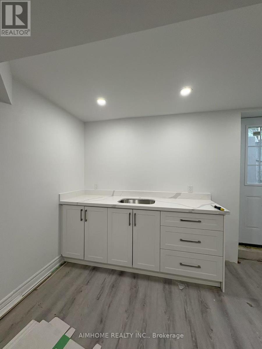 98 B Keffer Circle, Newmarket (Armitage), Ontario  L3X 1R8 - Photo 9 - N12175947