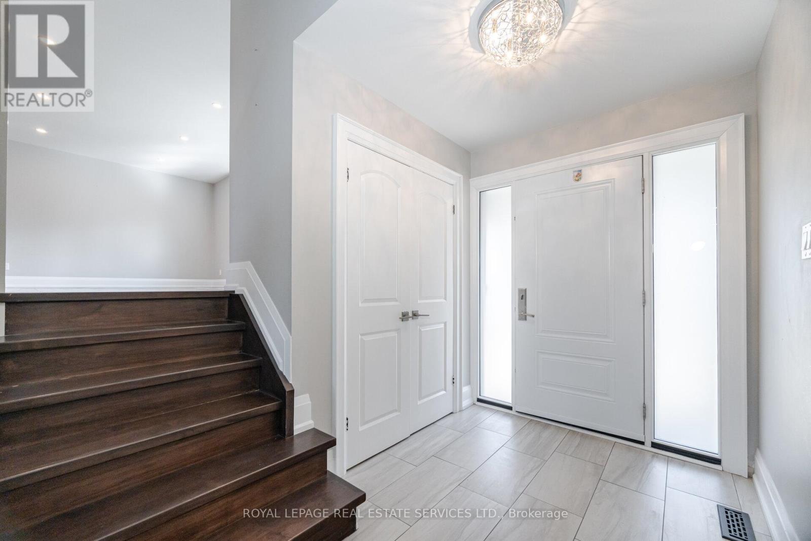 241 Sunrise Crescent, Oakville, Ontario  L6L 3L4 - Photo 5 - W12175841