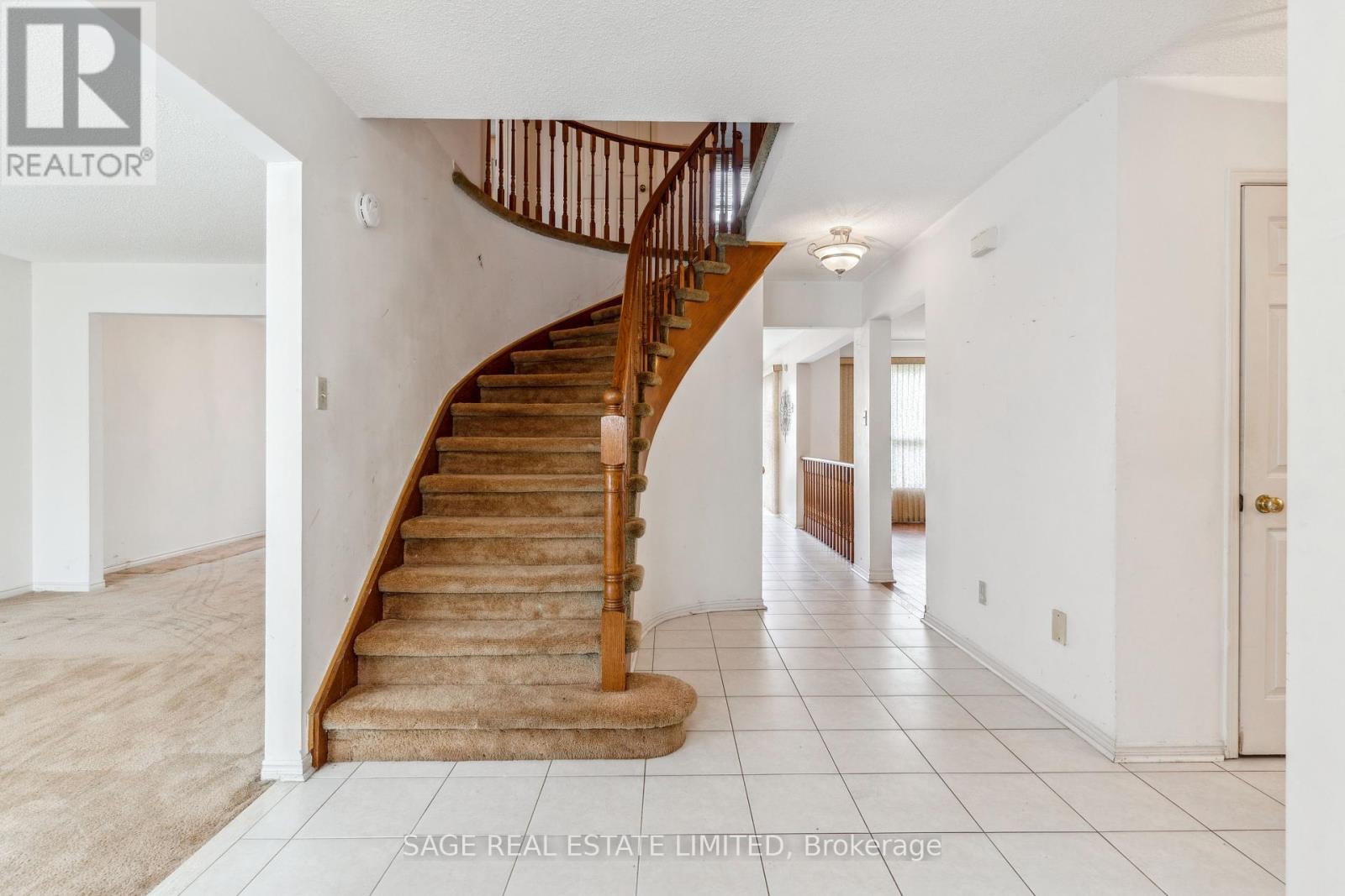 27 Newgreen Crescent, Brampton (Westgate), Ontario  L6S 4Y2 - Photo 2 - W12175880