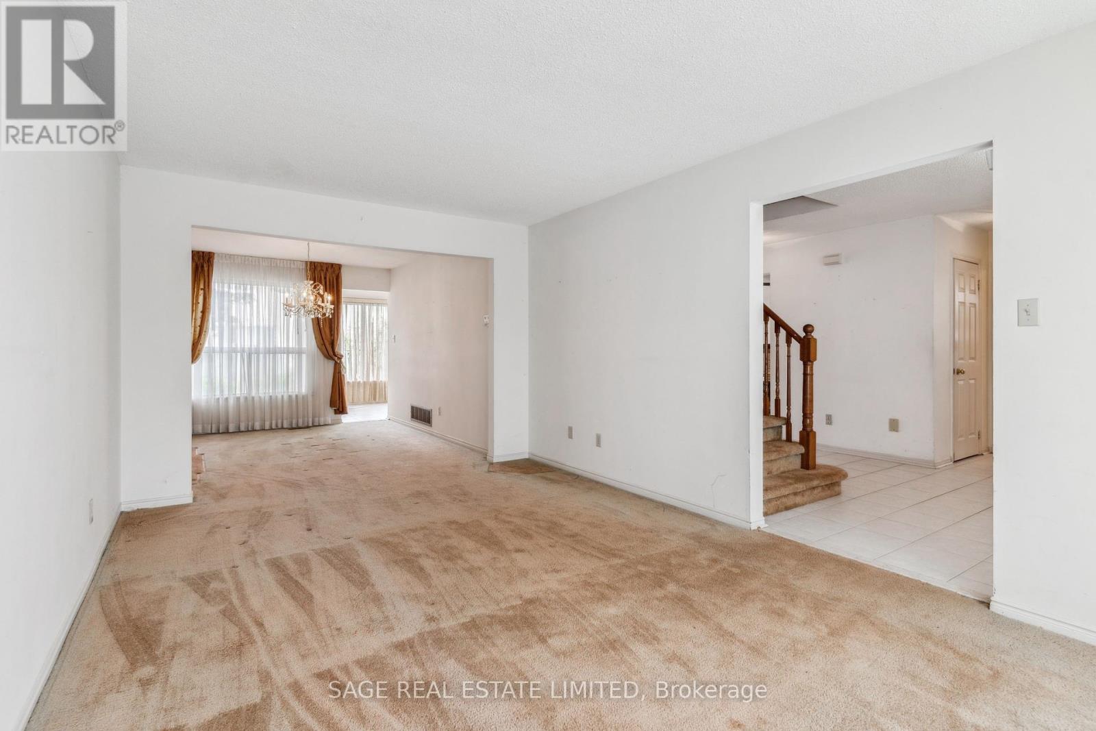 27 Newgreen Crescent, Brampton, Ontario  L6S 4Y2 - Photo 3 - W12175880