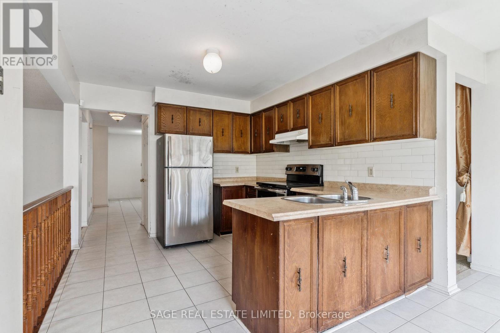 27 Newgreen Crescent, Brampton, Ontario  L6S 4Y2 - Photo 4 - W12175880