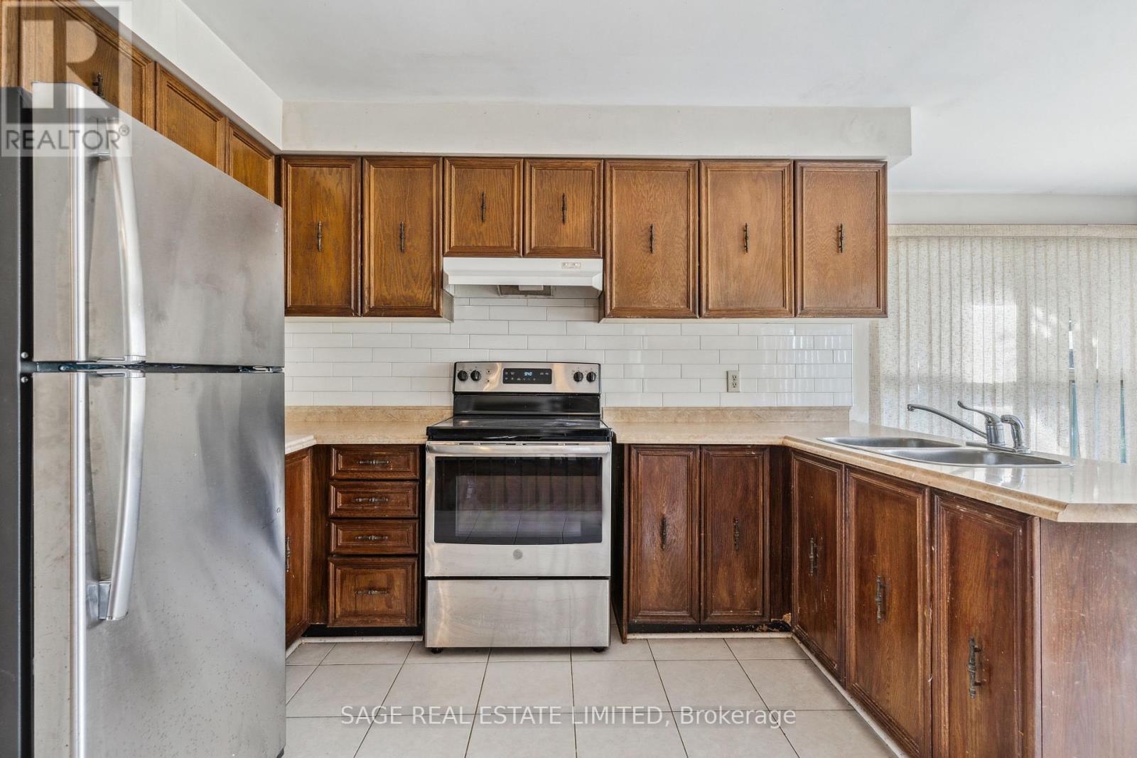27 Newgreen Crescent, Brampton, Ontario  L6S 4Y2 - Photo 5 - W12175880