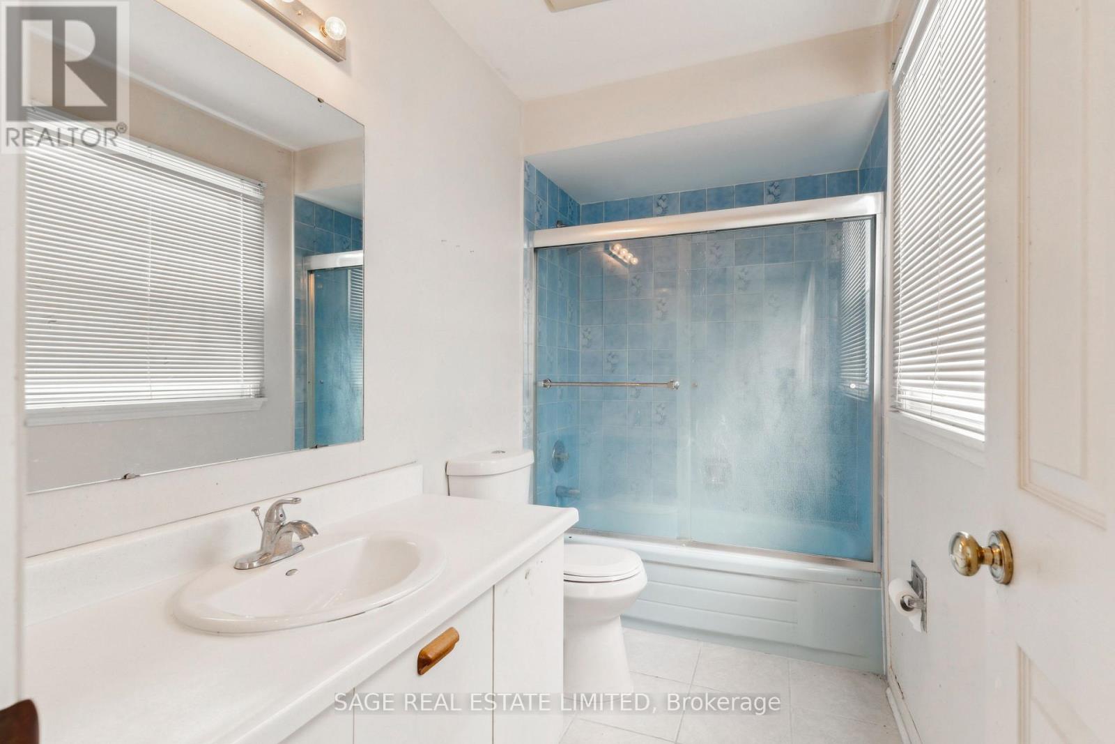 27 Newgreen Crescent, Brampton, Ontario  L6S 4Y2 - Photo 9 - W12175880