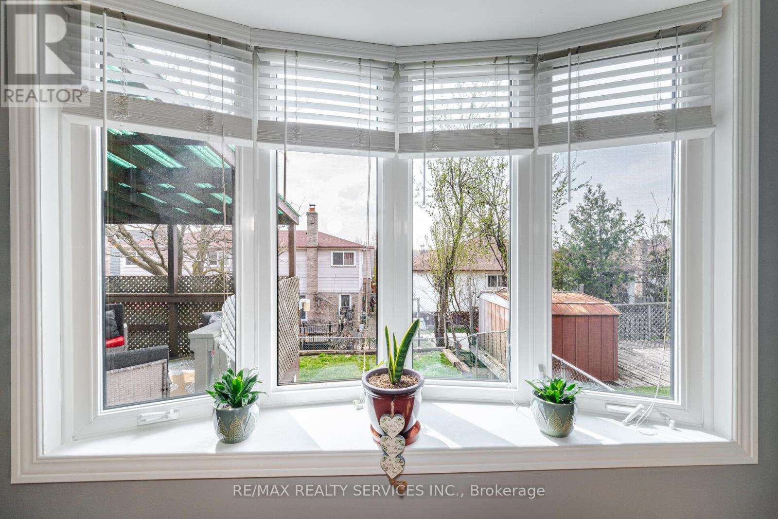 85 Salisbury Circle, Brampton (Brampton North), Ontario  L6V 2Z4 - Photo 12 - W12175900