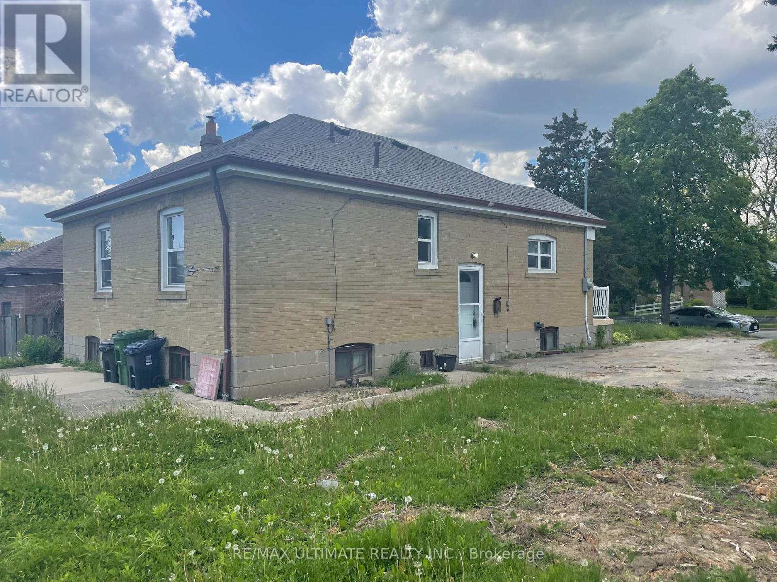 11 Flamingo Crescent, Toronto, Ontario  M6M 4E9 - Photo 2 - W12175914