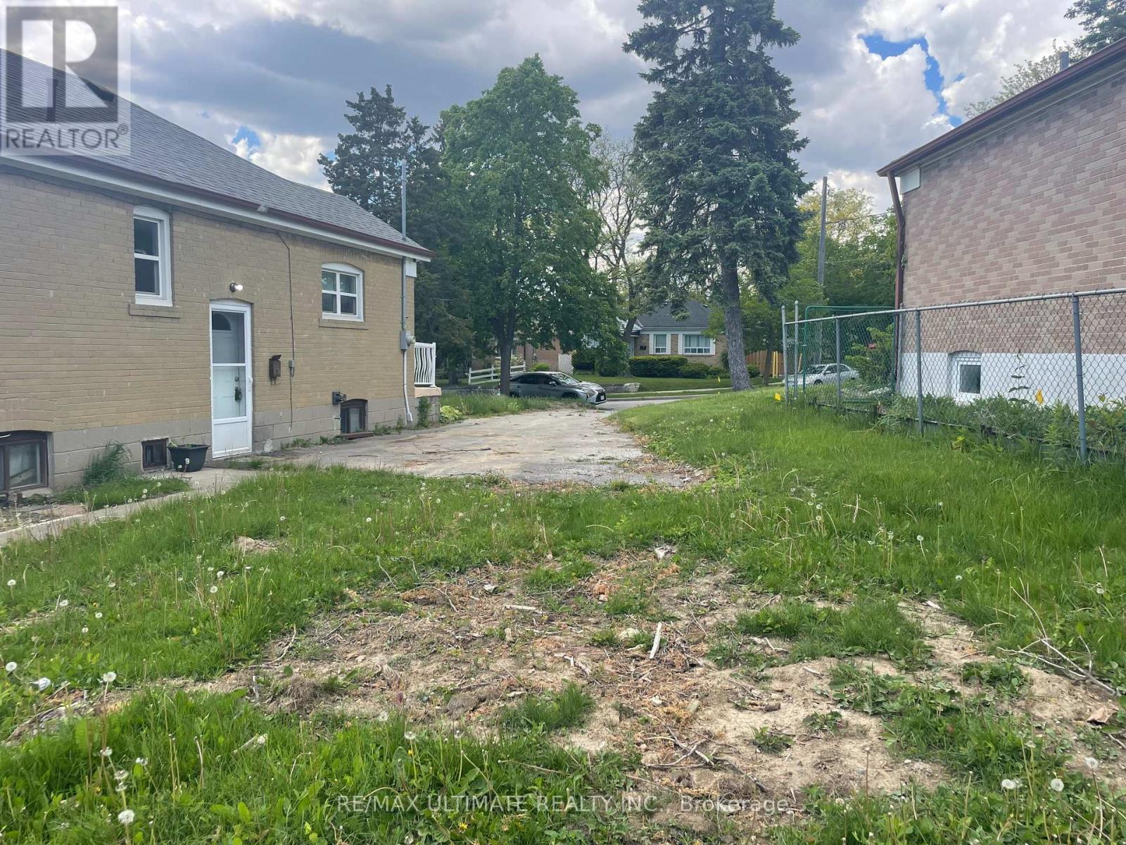 11 Flamingo Crescent, Toronto, Ontario  M6M 4E9 - Photo 3 - W12175914