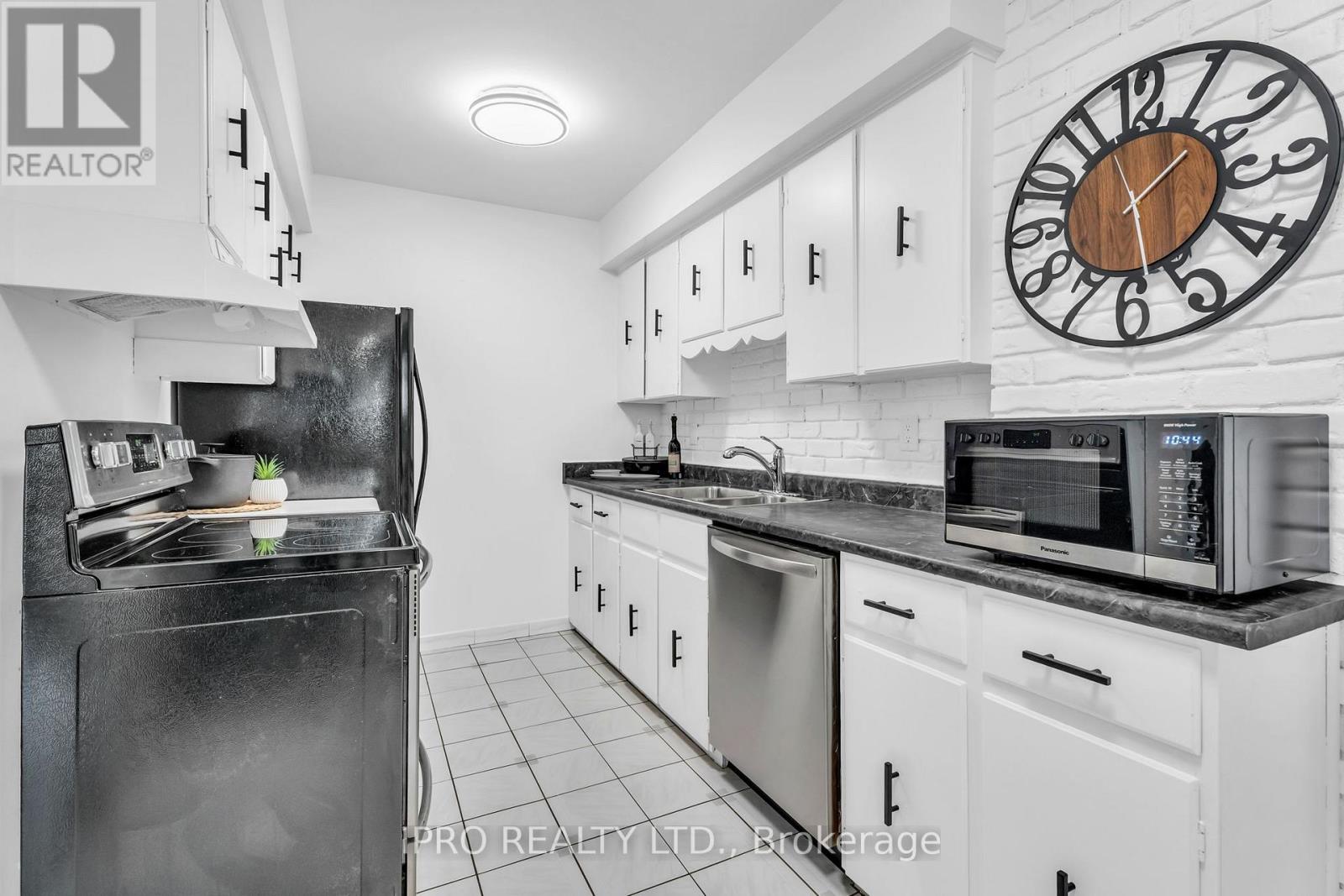 40 Village Court, Brampton (Brampton East), Ontario  L6W 1A6 - Photo 11 - W12175954