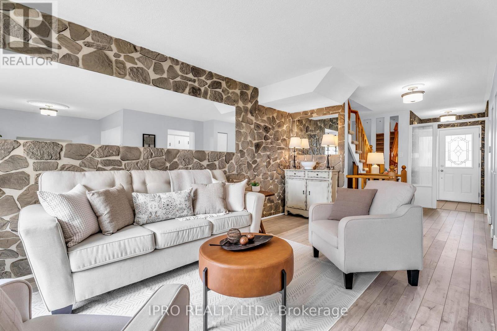 40 Village Court, Brampton (Brampton East), Ontario  L6W 1A6 - Photo 6 - W12175954