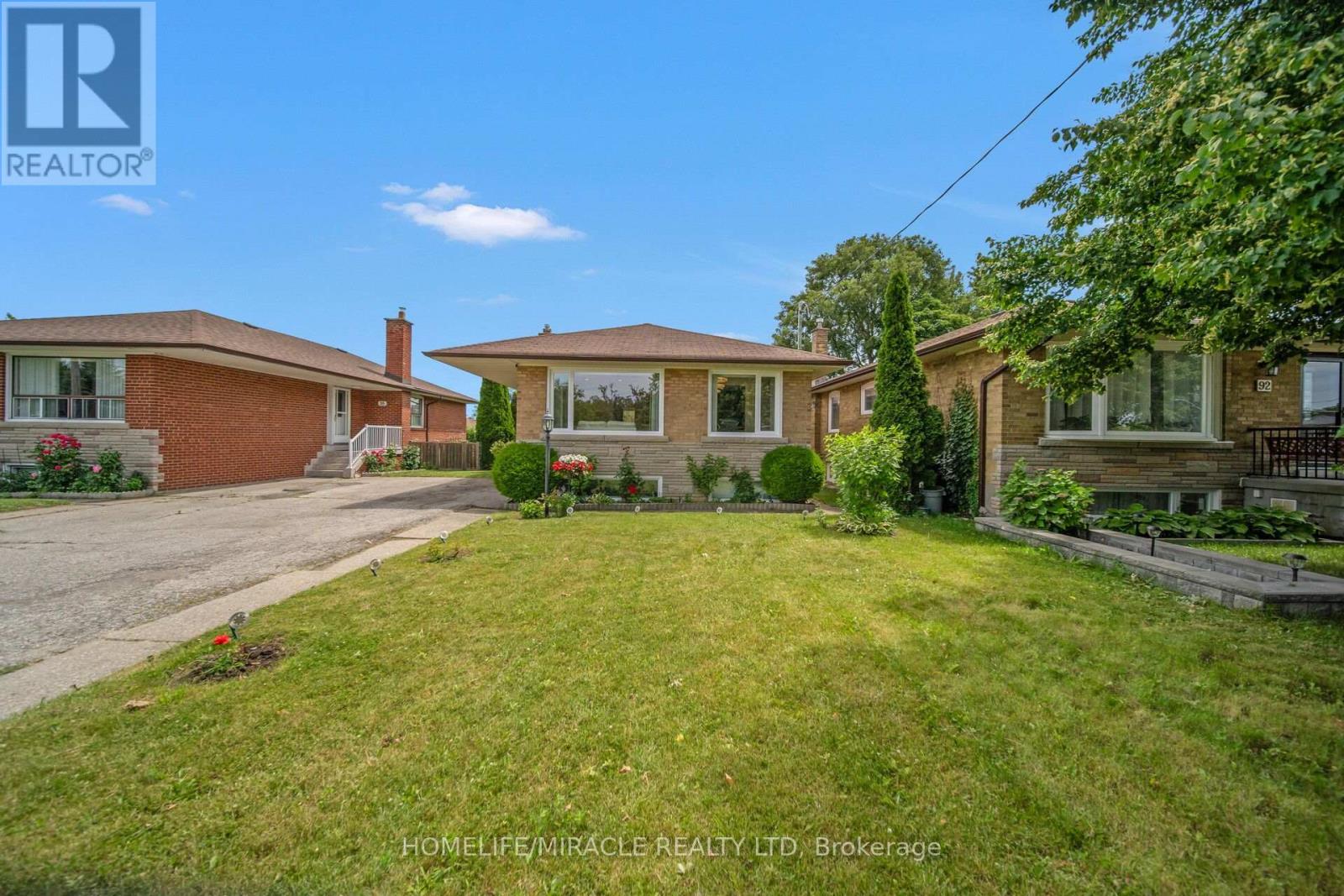 90 DEANVAR AVENUE, Toronto, Ontario