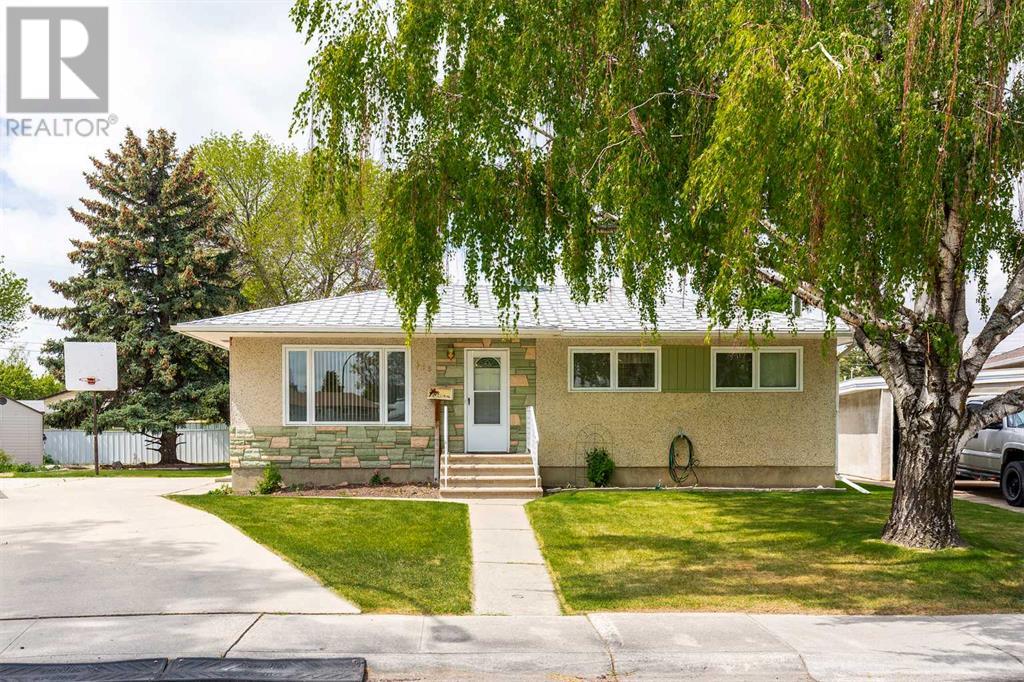 Property at 615 25 Street N image 1