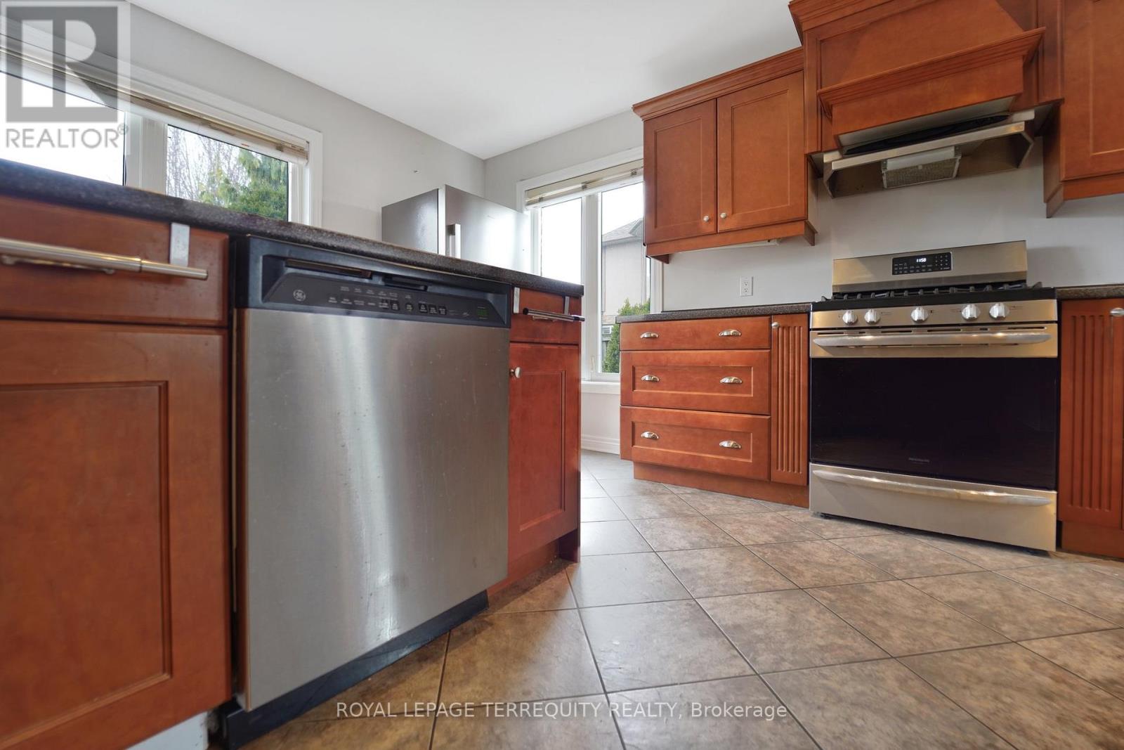 8233 Costabile Drive, Niagara Falls (Ascot), Ontario  L2H 3L2 - Photo 17 - X12175940