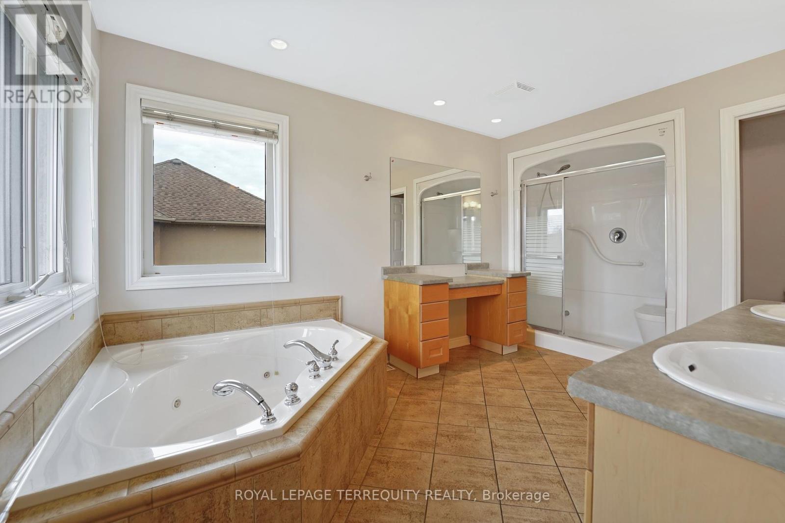 8233 Costabile Drive, Niagara Falls (Ascot), Ontario  L2H 3L2 - Photo 28 - X12175940