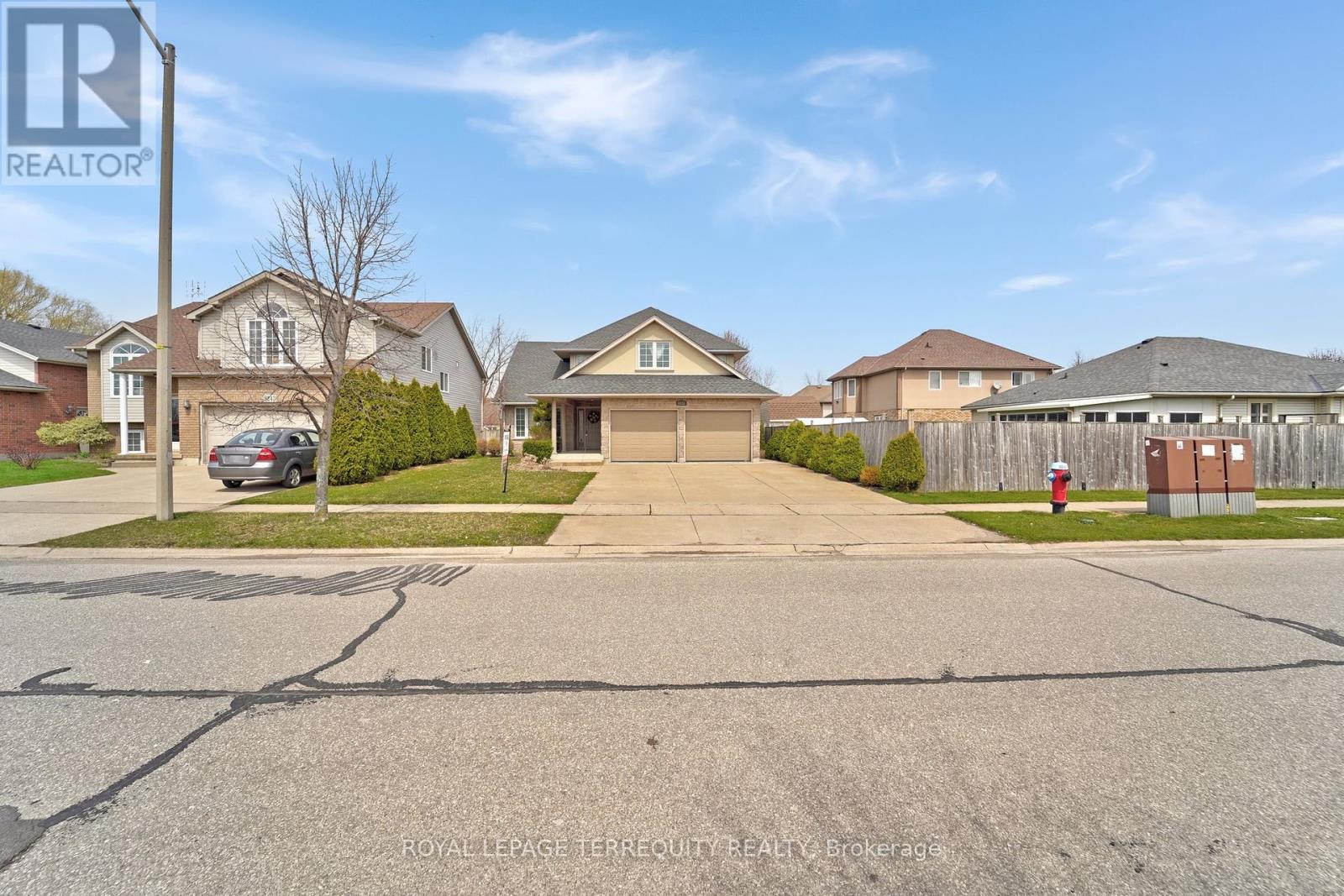 8233 Costabile Drive, Niagara Falls (Ascot), Ontario  L2H 3L2 - Photo 4 - X12175940