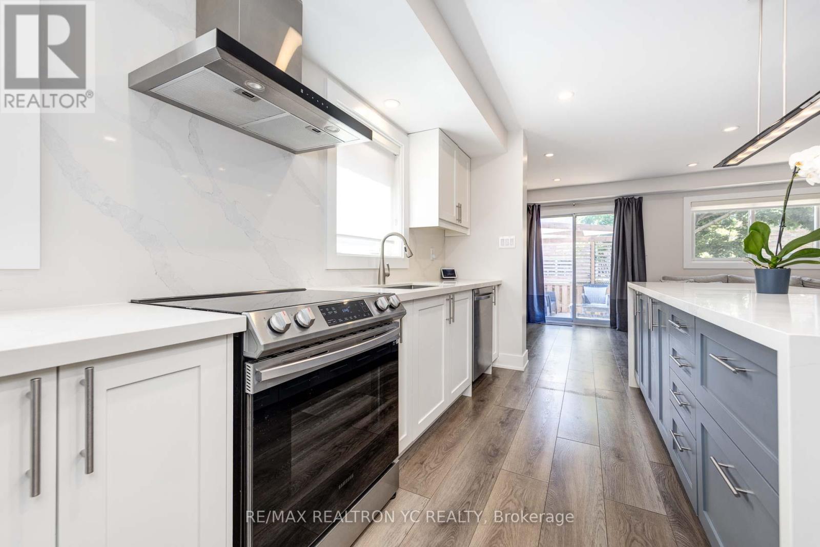 7042 Guildhall Court, Mississauga (Lisgar), Ontario  L5N 6Y7 - Photo 8 - W12176033