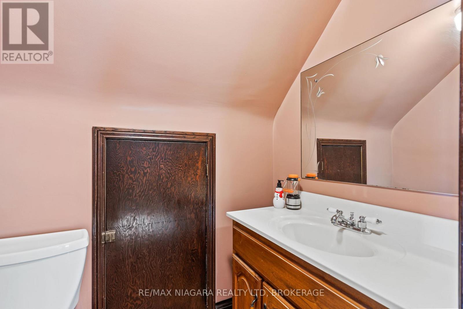 39 Seymour Avenue, St. Catharines, Ontario  L2P 1A5 - Photo 14 - X12176186