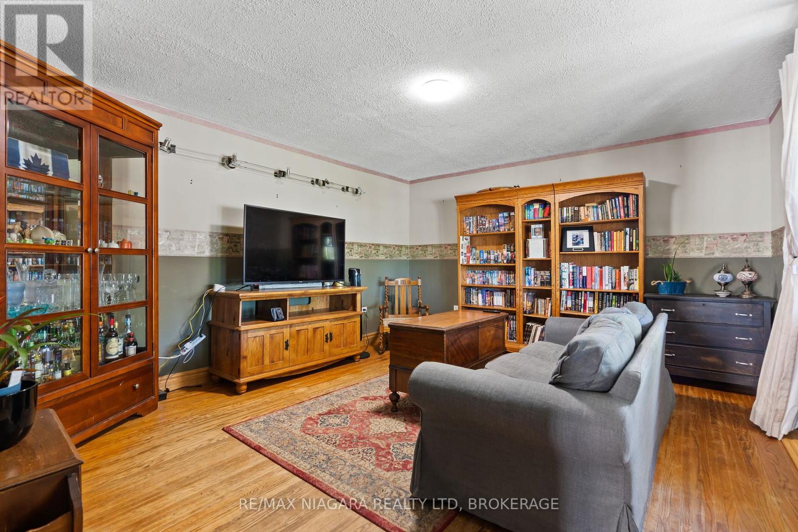 39 Seymour Avenue, St. Catharines, Ontario  L2P 1A5 - Photo 4 - X12176186