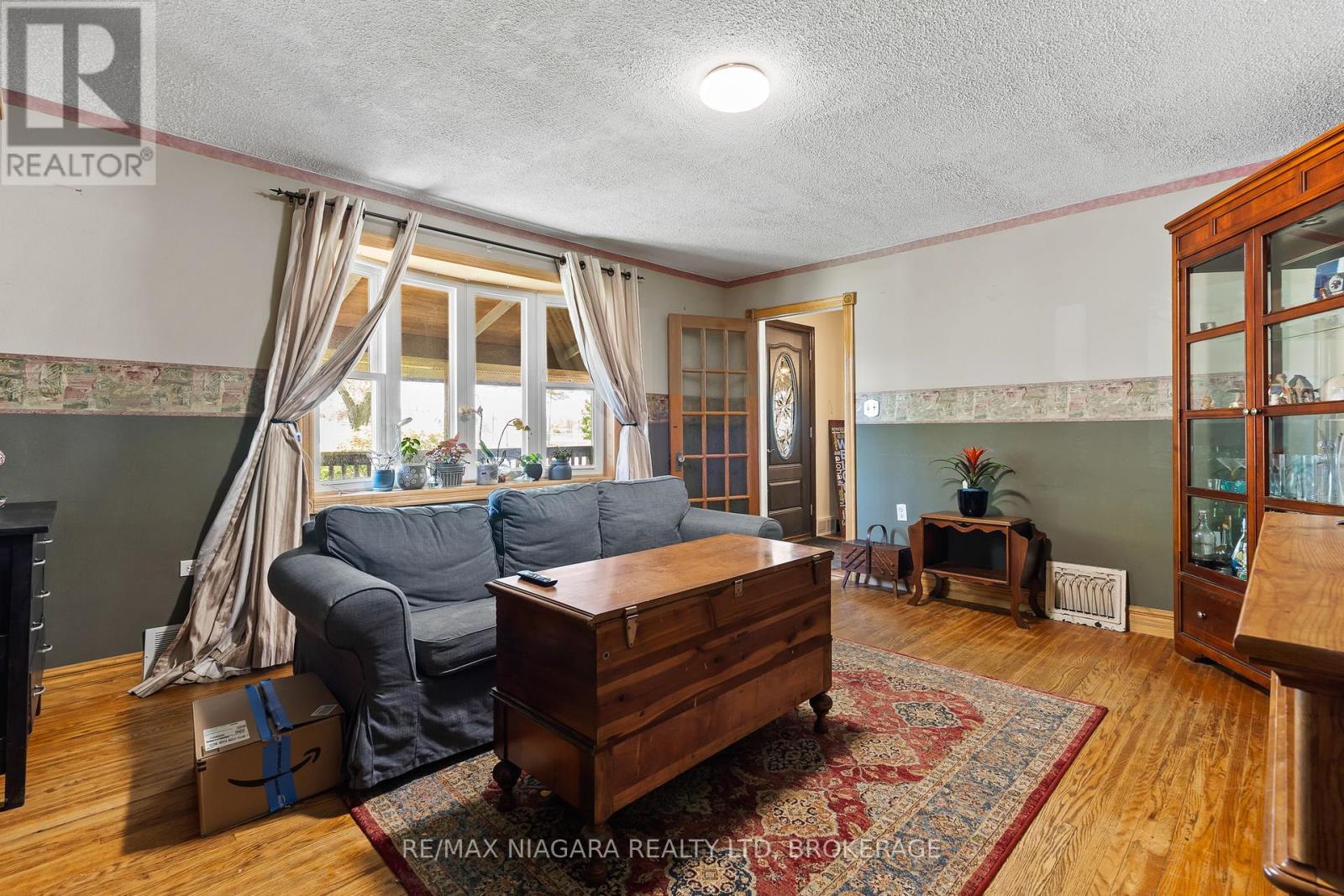 39 Seymour Avenue, St. Catharines, Ontario  L2P 1A5 - Photo 5 - X12176186