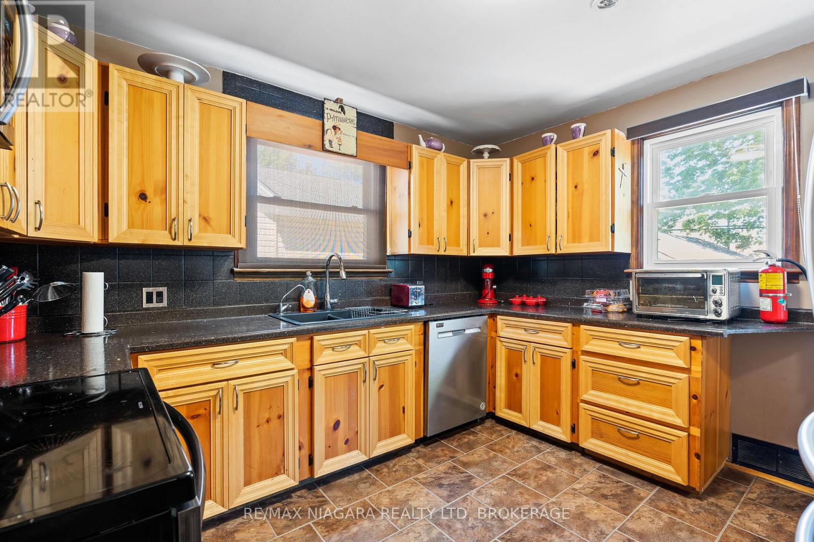 39 Seymour Avenue, St. Catharines, Ontario  L2P 1A5 - Photo 8 - X12176186