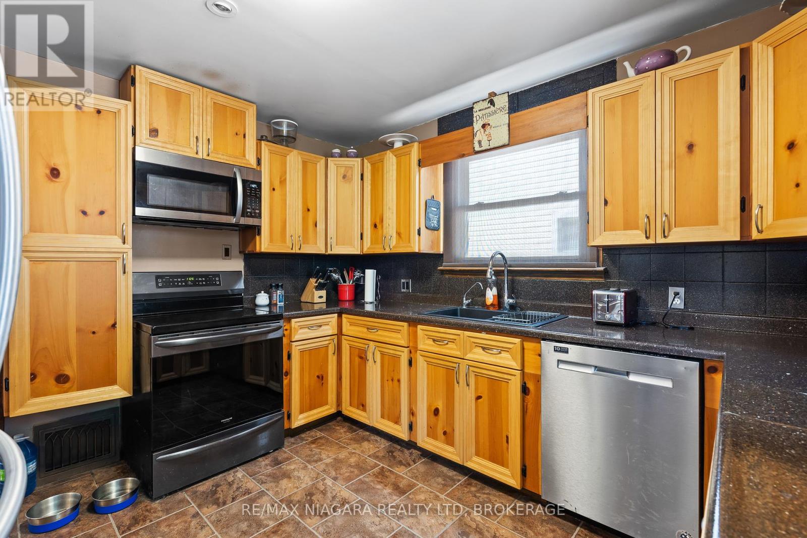 39 Seymour Avenue, St. Catharines, Ontario  L2P 1A5 - Photo 9 - X12176186