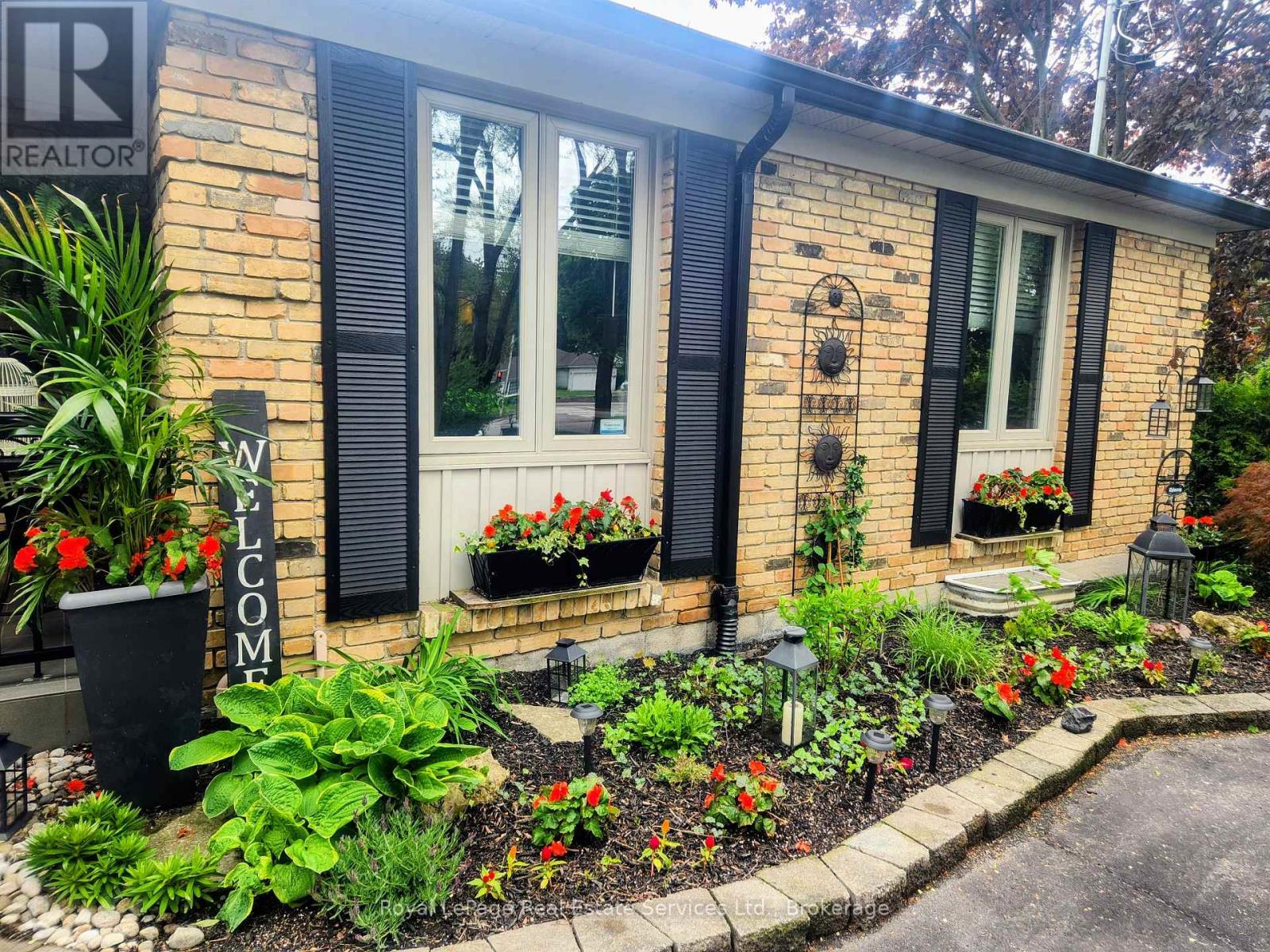 Property at 184 DUNDAS STREET E image 4