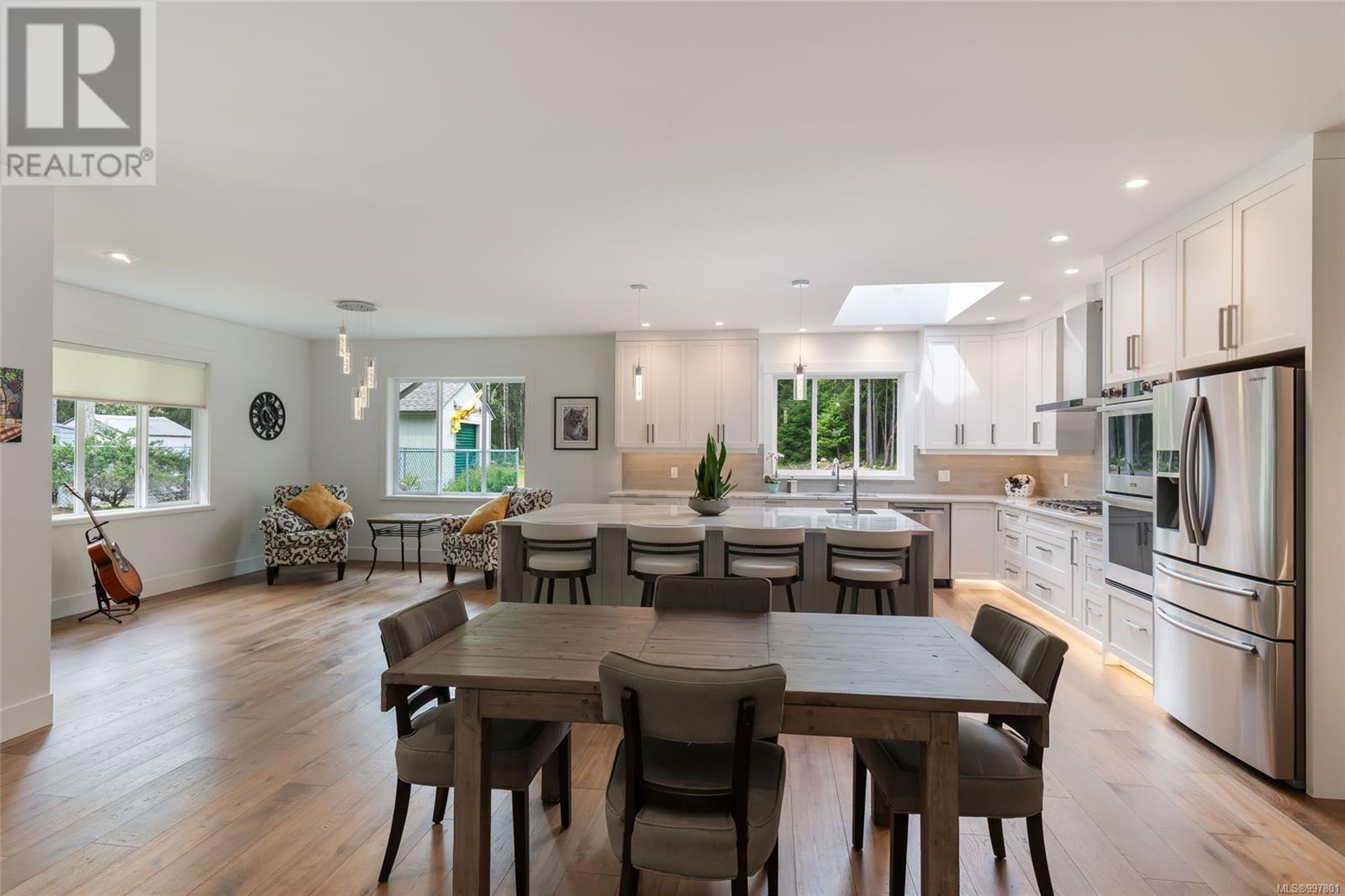 Property at 900 Rivers Edge Dr image 2