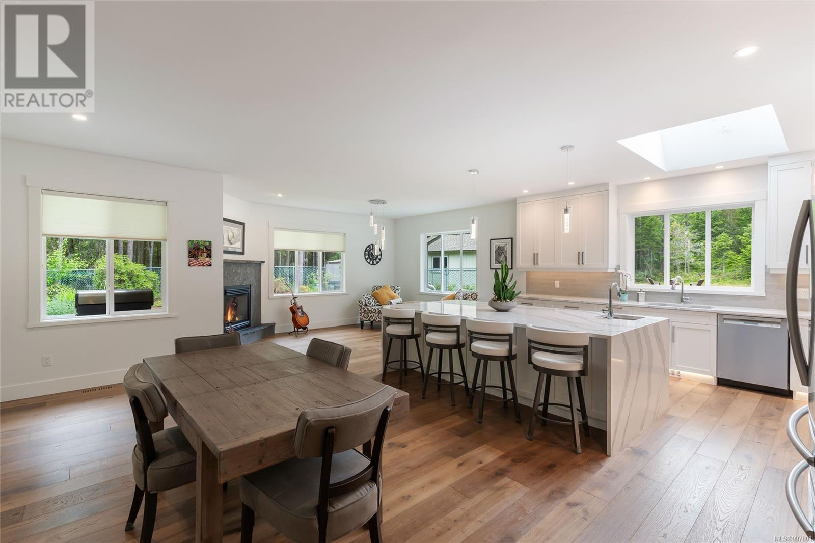 Property at 900 Rivers Edge Dr image 3